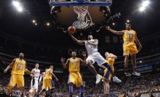 开云下载-NBA季后赛之夜，三笘薰存在感拉满，跨界光芒如何照亮篮球殿堂