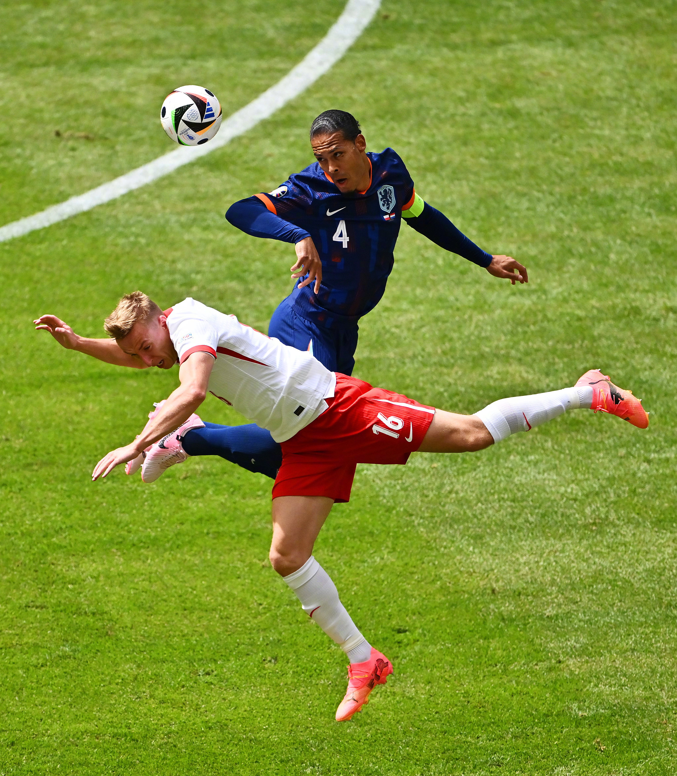 荷兰逆转法国，范戴克带队取胜