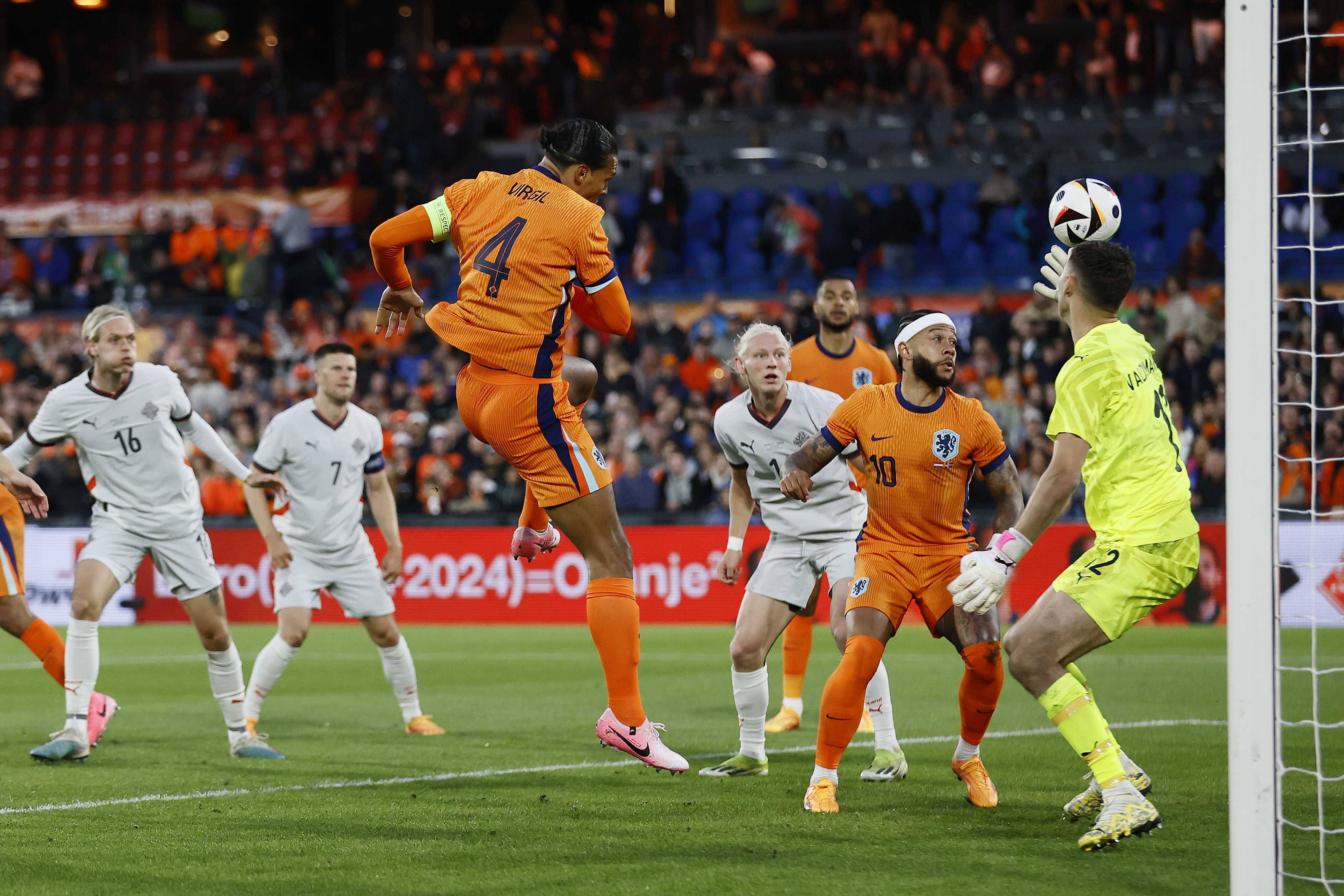 荷兰逆转法国，范戴克带队取胜