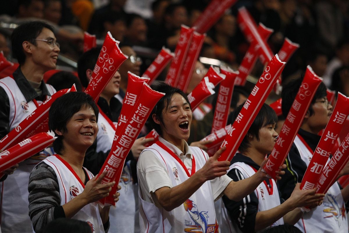 全场观众为选手加油助威赛事氛围热烈