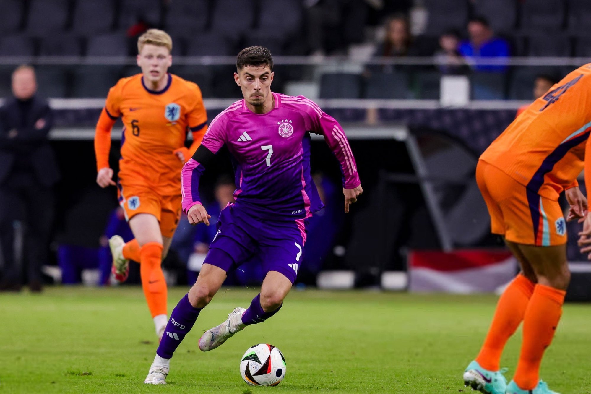 荷兰队在关键比赛中逆转胜利