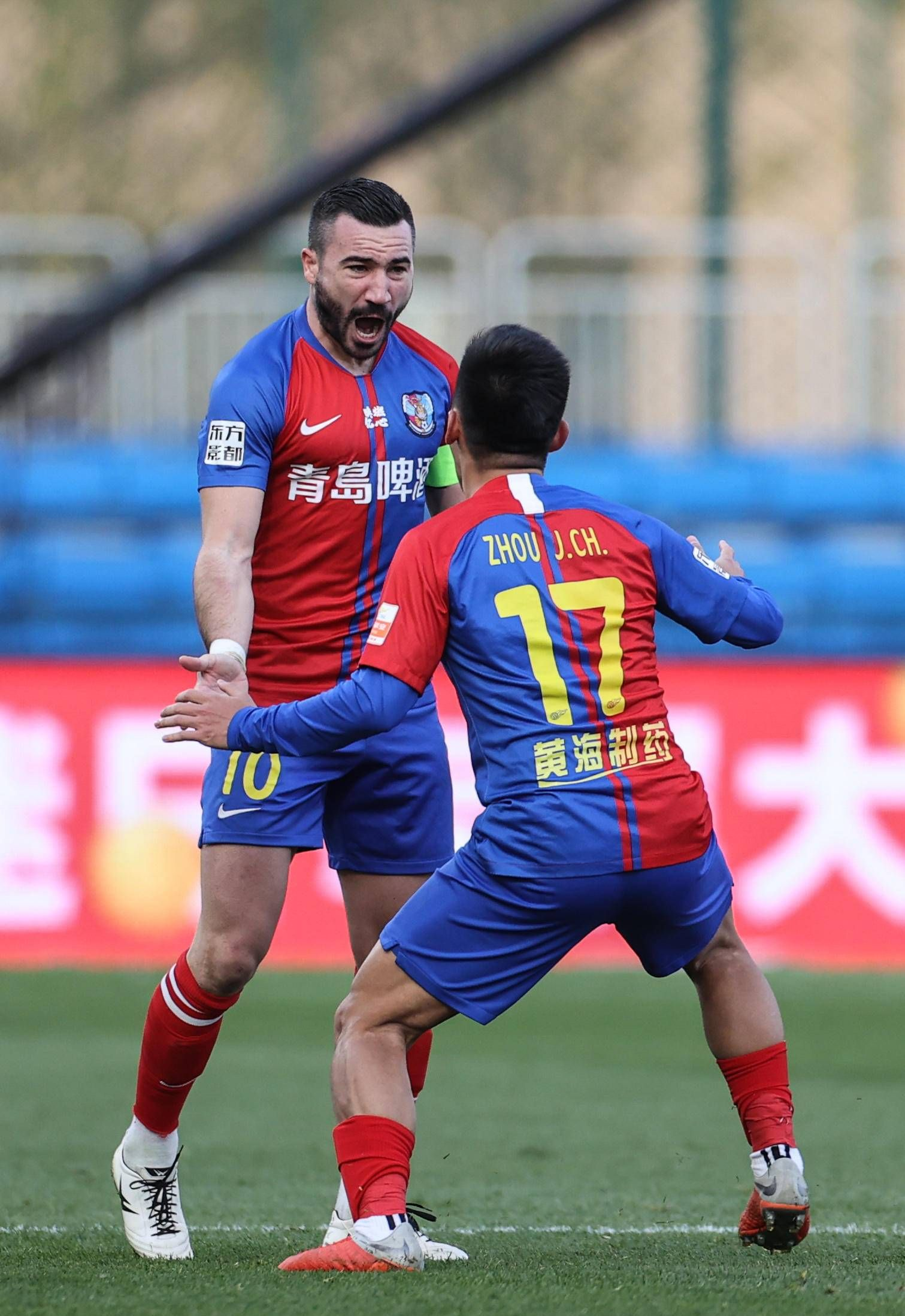 包含亚美尼亚足球联赛投入重金提升球队实力的词条