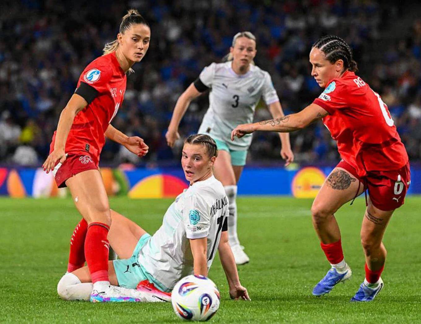 芬兰队在比赛中打败对手,积极表现 芬兰队在比赛中打败对手,积极表现