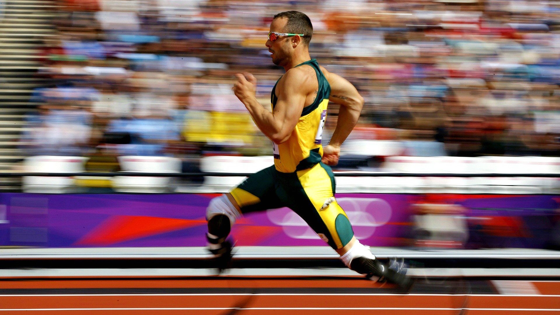 逆袭神话，红牛二队横扫红牛车队，阿隆索关键制胜改写F1历史